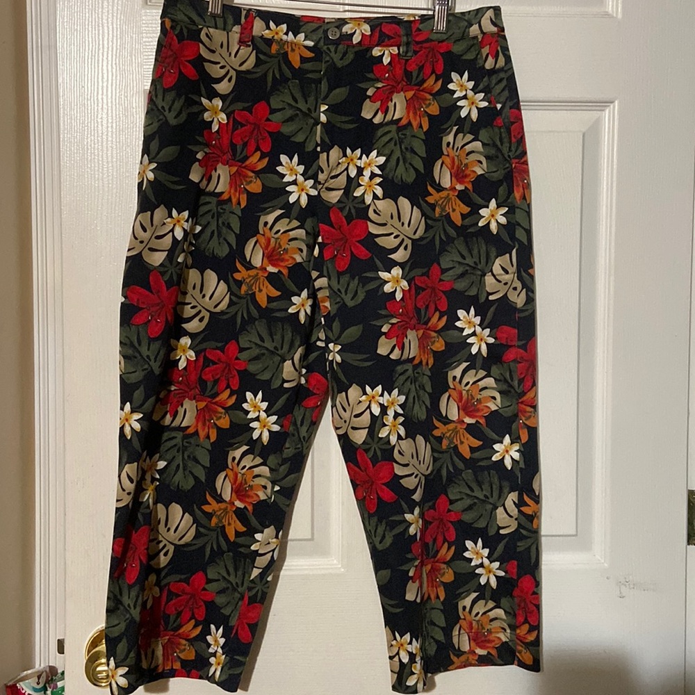 Chicos Design Hawaiian Tropical Leaf Capris Size 33.5 Inch Waist